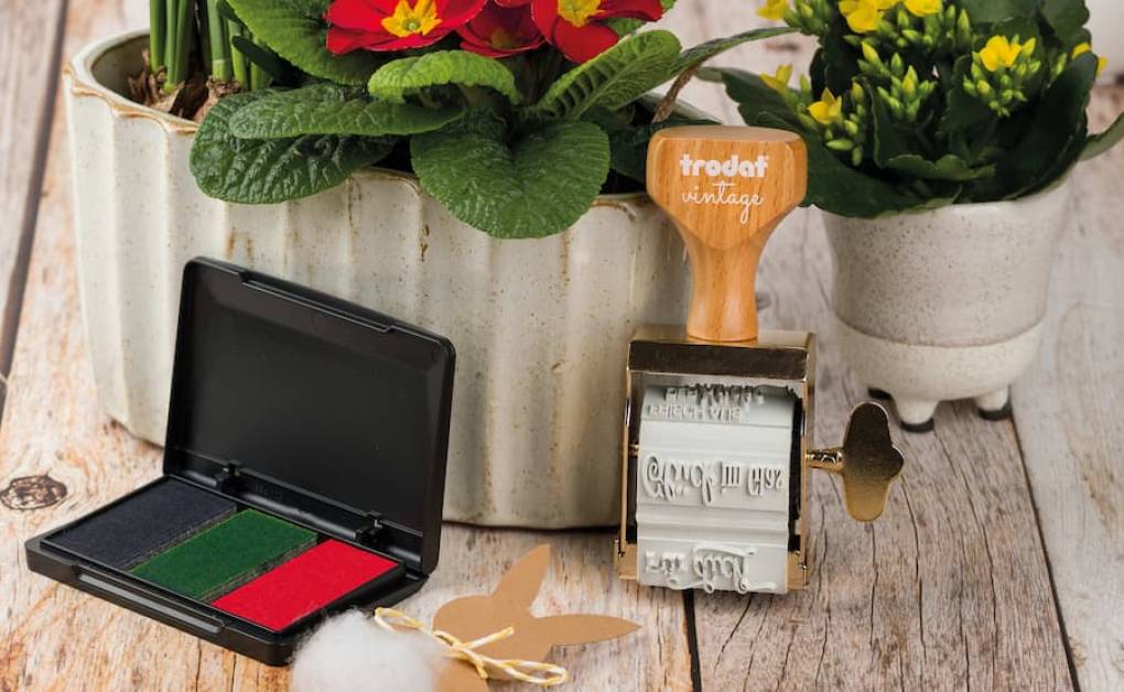 Kinder und Eltern basteln Osterdeko mit Stempeln an einer liebevoll gestalteten Fotostation